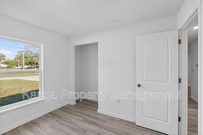 Building Photo - 1115 F Ave