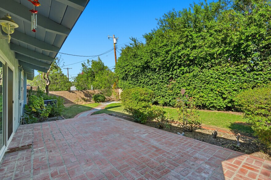 Building Photo - 23723 Aetna St