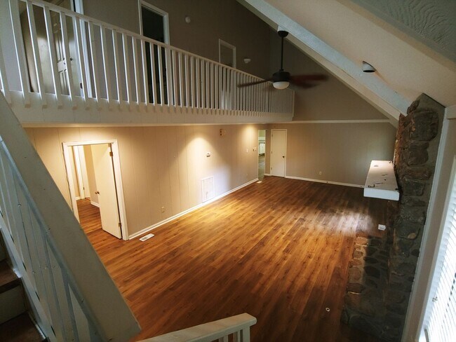 Building Photo - 8 Hickory Ln