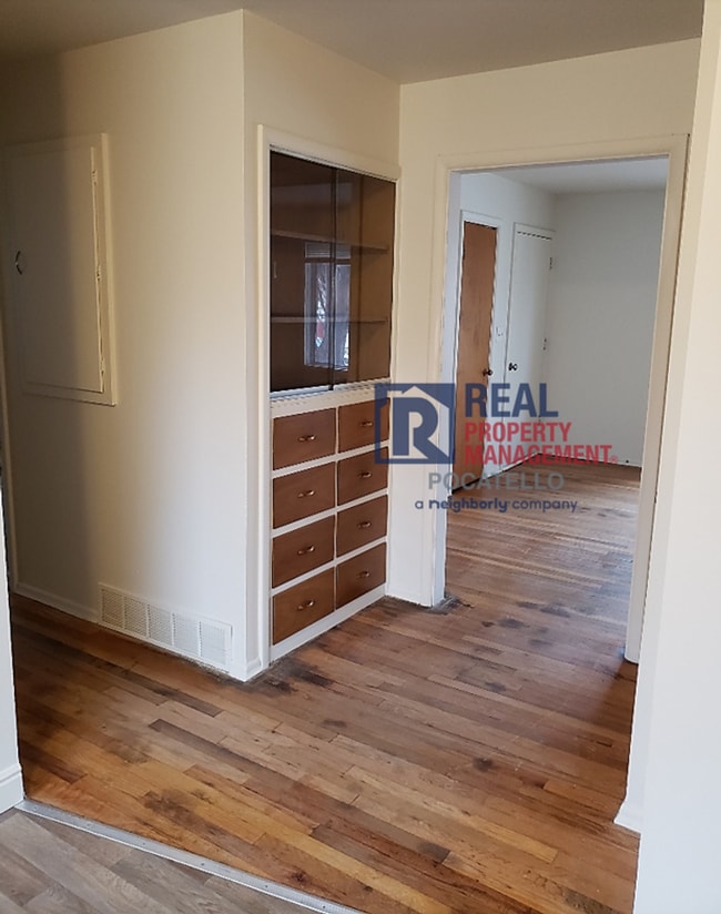 Building Photo - 3 Bedroom 1 Bath Home - 1 car garage - PET...