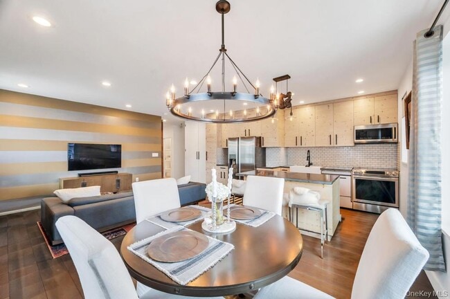 Building Photo - 100 W Broadway