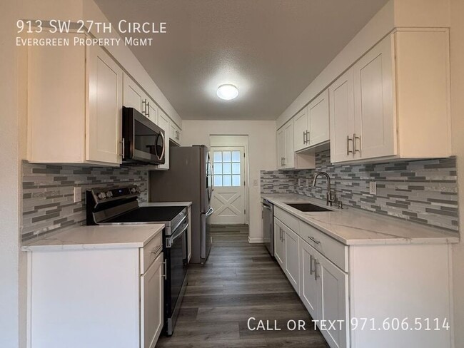 Building Photo - 913 SW 27th Cir