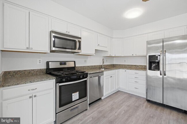 Building Photo - 46601 Carriage Ct