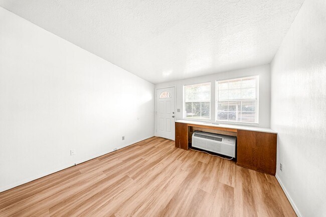 Building Photo - 600 N 2450 E
