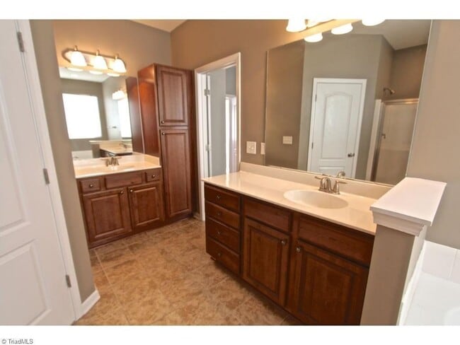 Building Photo - 4 Bedroom, 3 Bath Home for Rent in Kinderton