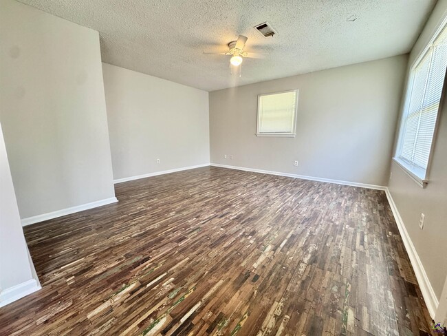 Building Photo - 102 Varee Dr