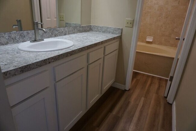 Building Photo - 3 bedroom 2.5 Bathroom townhome with fence...