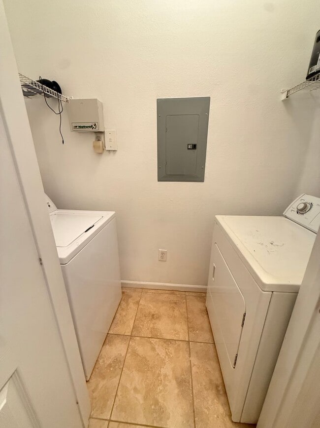 Building Photo - Newly listed 2/2 Condo in the heart of San...