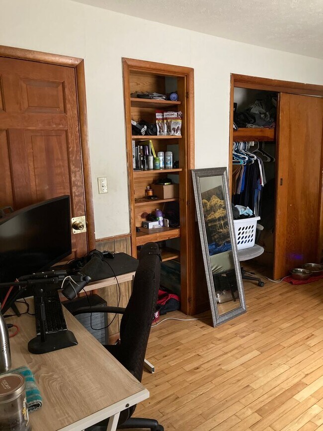 Building Photo - Spacious 5 bedroom, 2 bath house! Availabl...