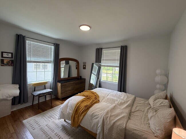 Building Photo - AVAILABLE EARLY JULY:  UPDATED 2 BEDROOM 1...