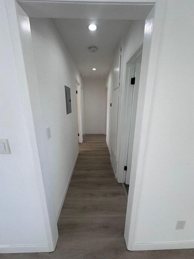 Building Photo - Spacious 3 Bed 3 Bathoom in Long Beach