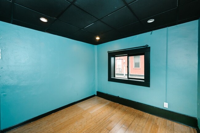 Building Photo - 922 Western Ave