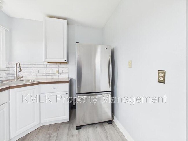 Building Photo - 1078 Lindsay Ave