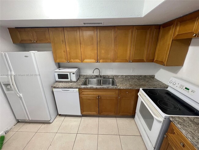 Building Photo - 13700 NE 6th Ave