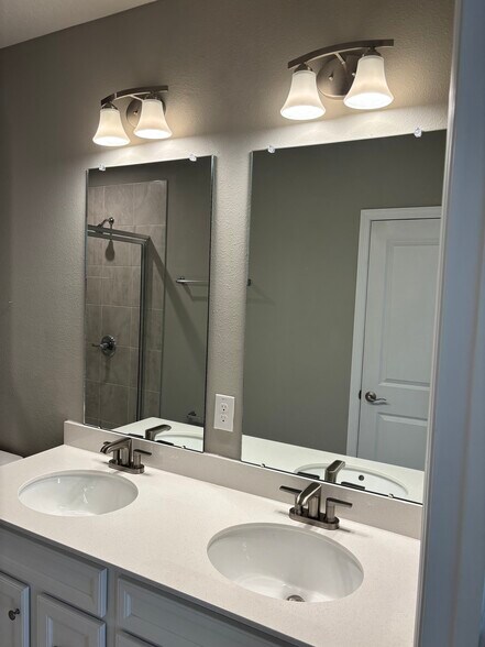 Building Photo - 516 Voltaire Dr