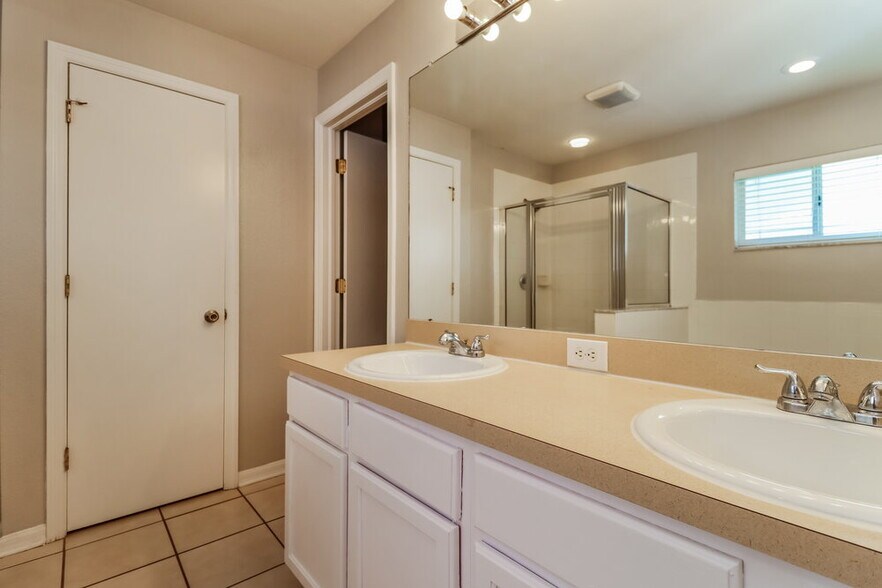 Building Photo - 12525 Midpointe Dr