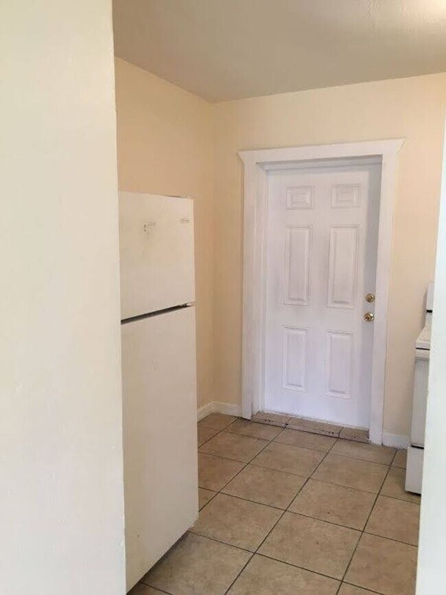 Building Photo - 2 bedroom 1 bath