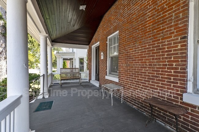 Building Photo - 460 Summit Ave