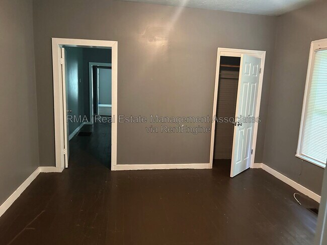 Building Photo - 205 W Tinsley St