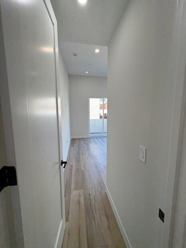 Building Photo - 260 Donax Ave