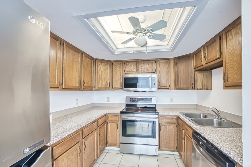 Kitchen - 13303 Broadhurst Loop