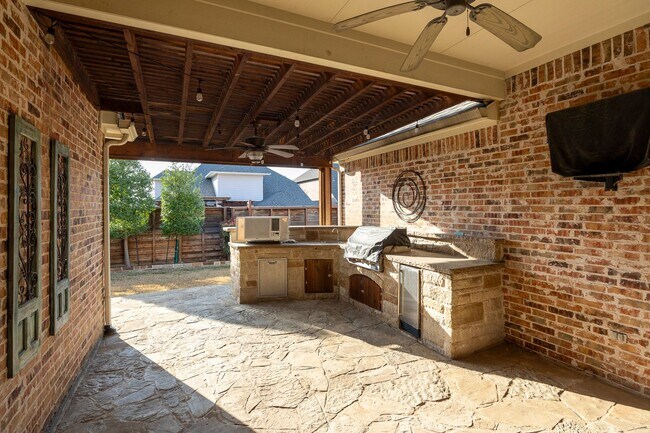 Building Photo - Spacious and beautifully designed with 5 bedrooms, 4 bath in a desirable location.