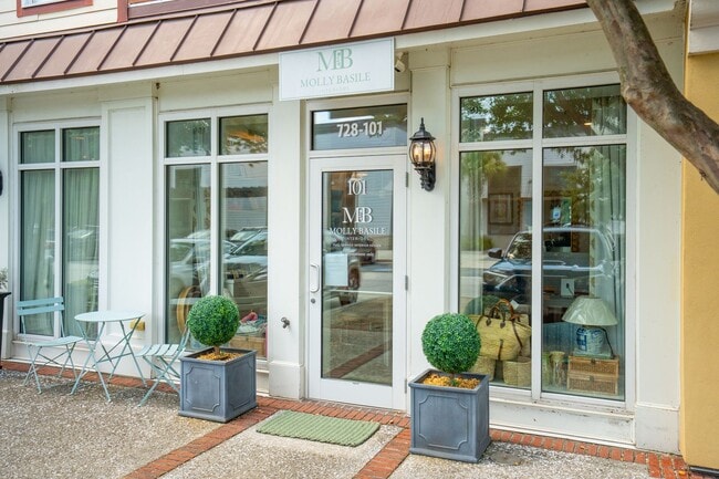 Building Photo - Fully Furnished 2BR Condo with Designer Touches in Shelmore Village