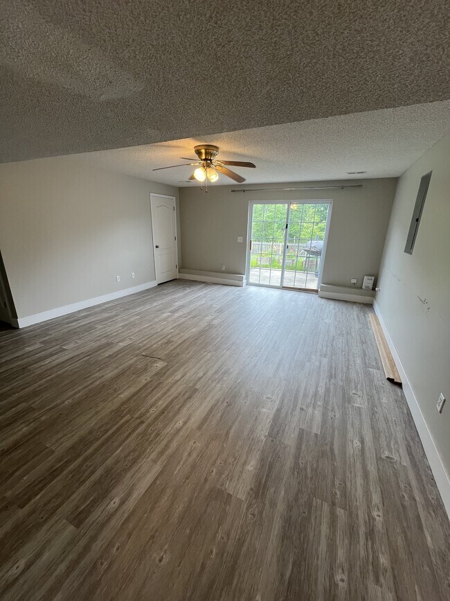 Building Photo - 723 Iron Horse Dr