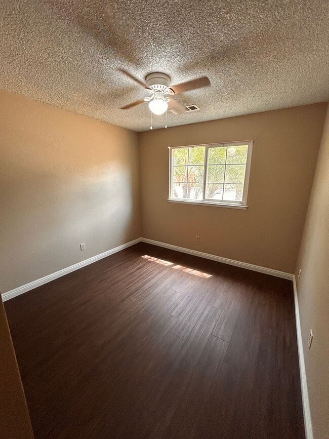 Building Photo - Cute home for rent in Tulare