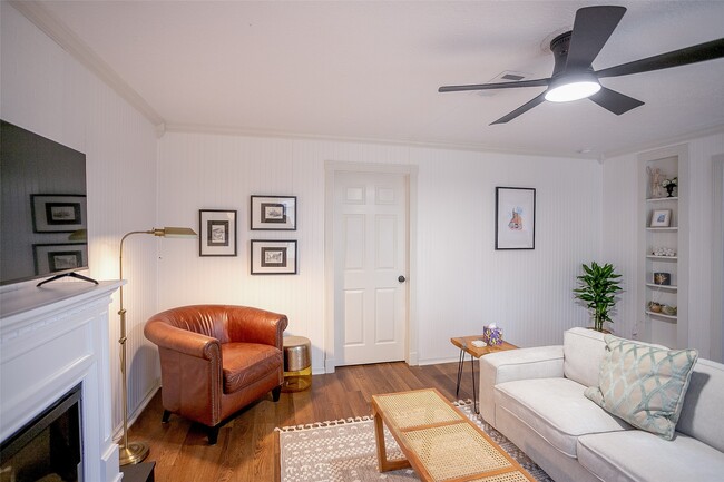 Building Photo - 212 E Yell St