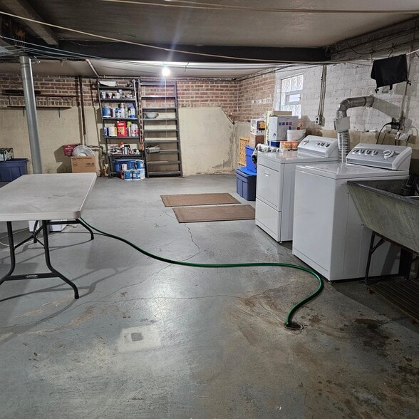 Building Photo - 5852 N Melvina Ave