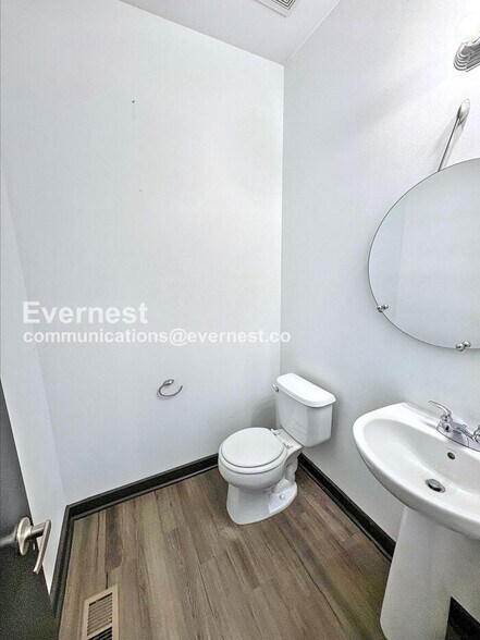 Building Photo - 1273 MacKintosh pknw