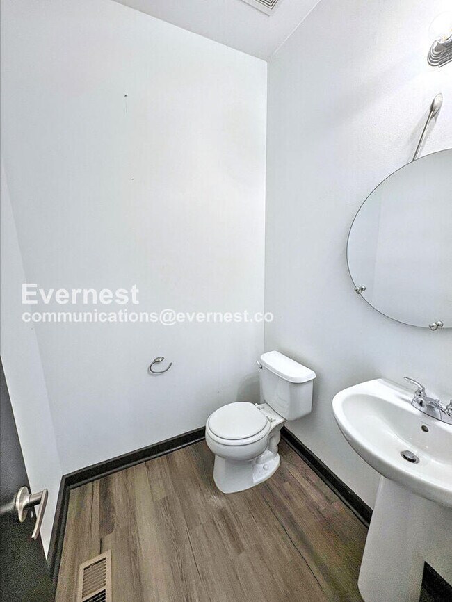 Building Photo - 2 Bed/2.5 Bath Townhome with Garage - 18 M...