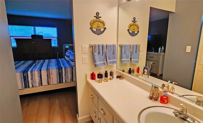 Building Photo - Adorable 1/1 condo with dock and amenity community