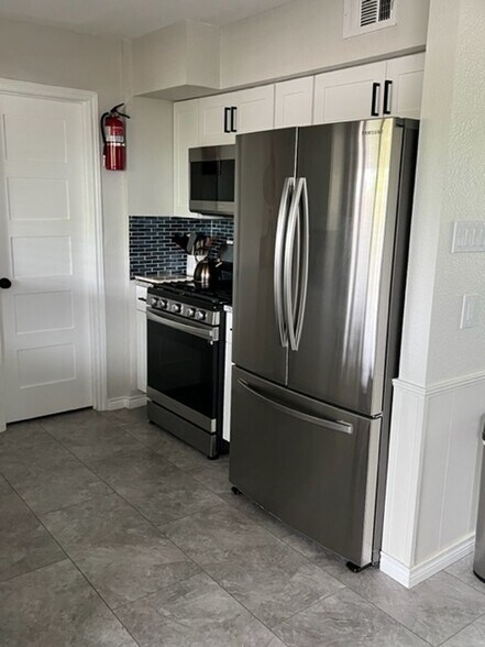 Building Photo - 127 E Silver Sands Dr