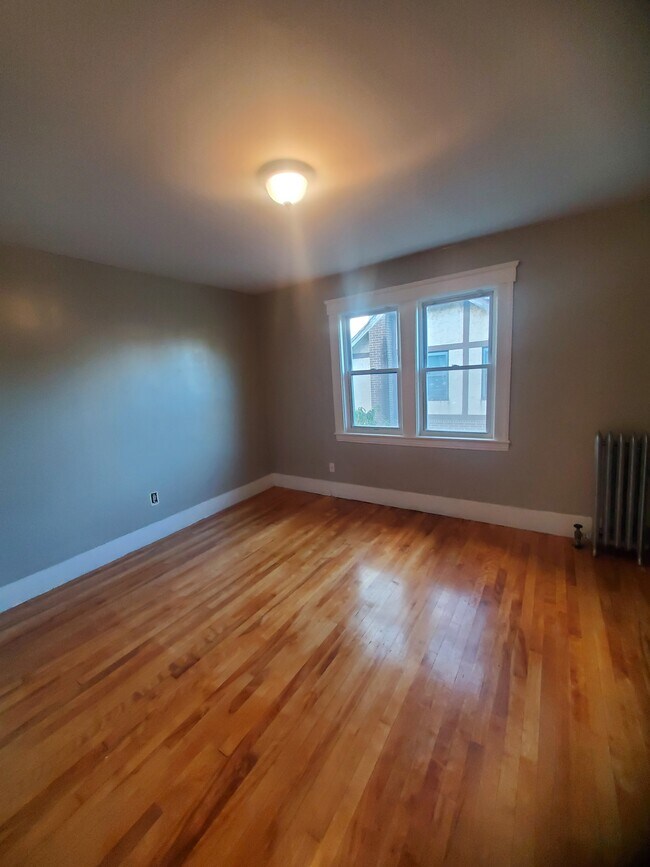 Building Photo - 385 Burncoat St