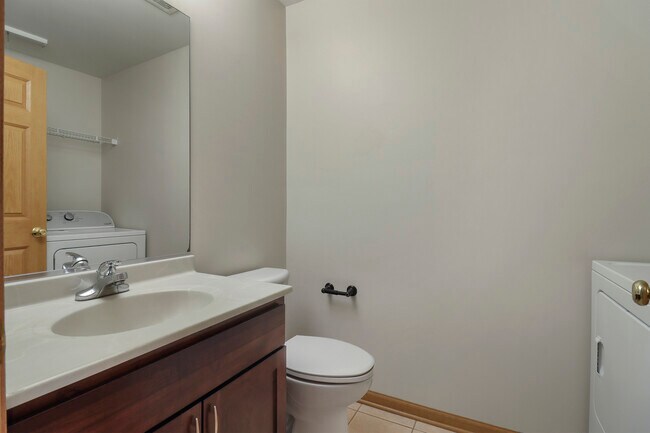 Building Photo - 1462 Glen Ellyn Rd