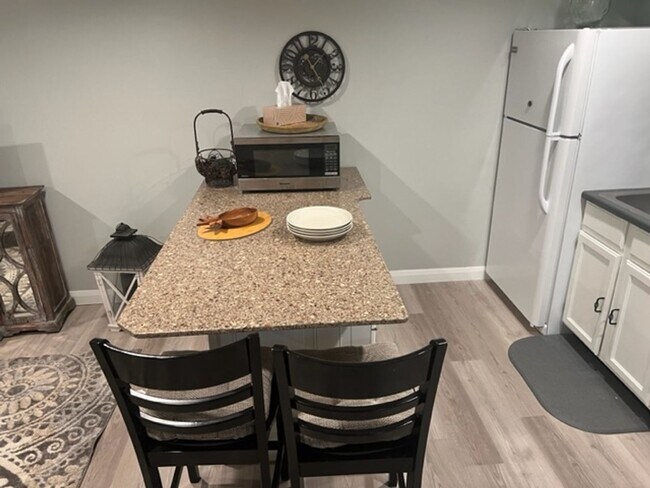 Building Photo - Beautiful apartment close to trails