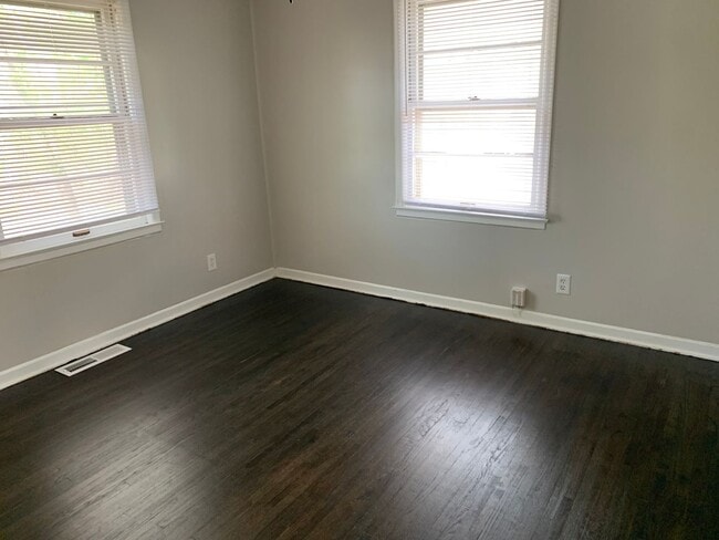 Building Photo - $900 - 2 bedroom/ 1 bathroom - Single fami...