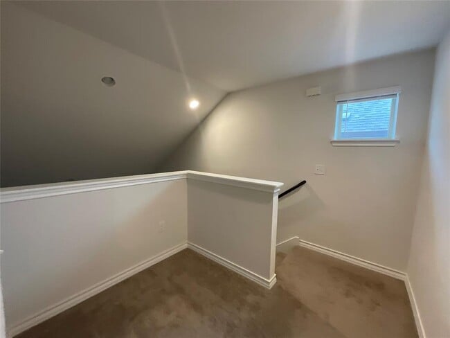 Building Photo - 7601 Albany Dr