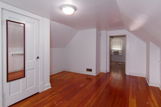 Building Photo - Cute  Craftsman home on locate on Spokane'...