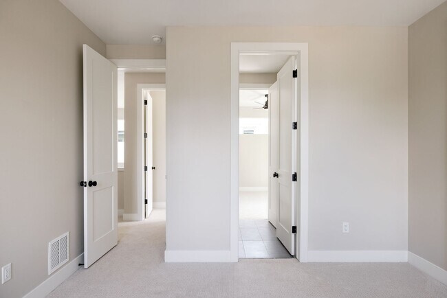 Building Photo - Modern 4BD, 3BA Home with 2-Car Garage and...