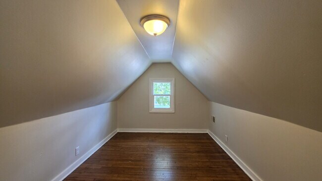 Building Photo - Refurbished 2 Bedroom Upper in Appleton