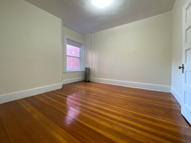 Building Photo - 1566 Beacon St
