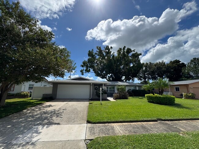 Building Photo - 13926 Sunset Dr