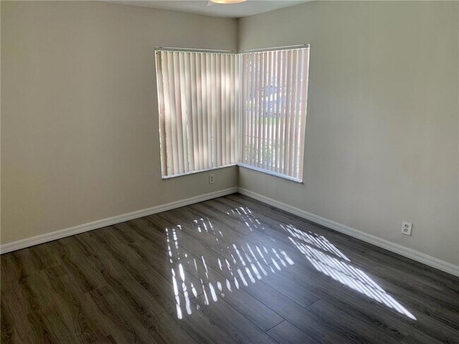 Building Photo - 10841 Fox Glen Dr