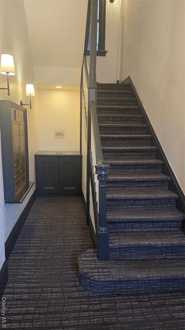 Building Photo - 3 Main St