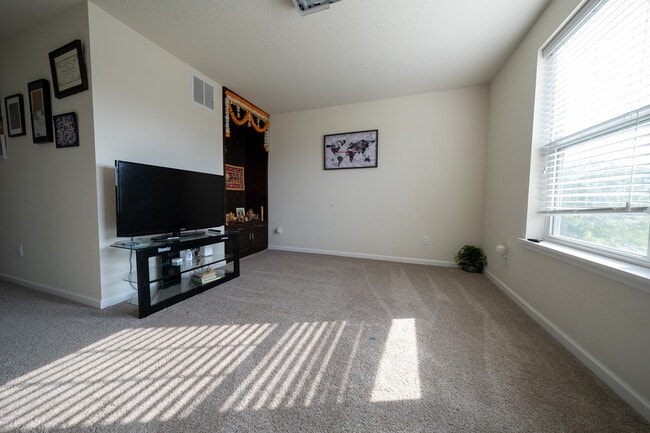 Building Photo - 5595 Queensland Ln N