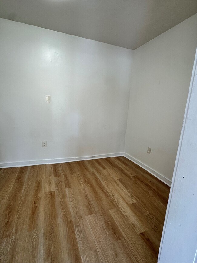 Building Photo - 521 Rosamond St