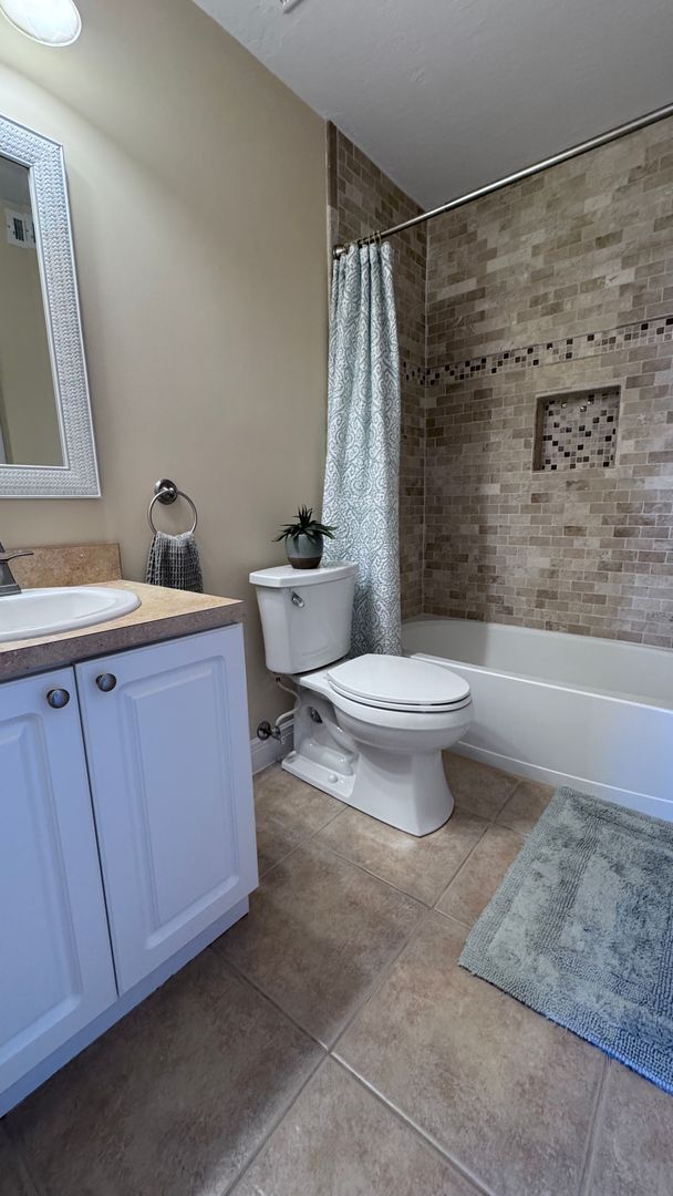 Building Photo - Coastal Living at Its Finest – Stylish 2BR...